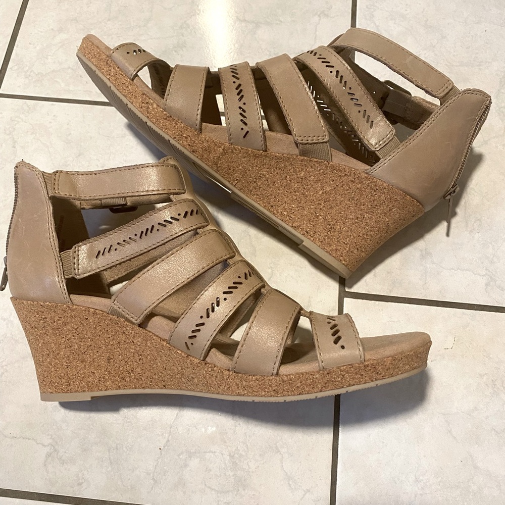 Earth shoes - woodland sunny - light pecan - sz 9 - beige strappy wedge sandals